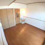 室内　居室内に洗面台とクローゼットが設けられております。