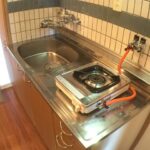 キッチン　ミネラルクリスター、浄水器あり。