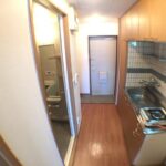 室内　居室側から見た、キッチン・玄関の様子です。