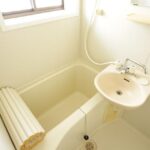 バス／シャワー　浴室に窓！！換気ができて便利ですね♪